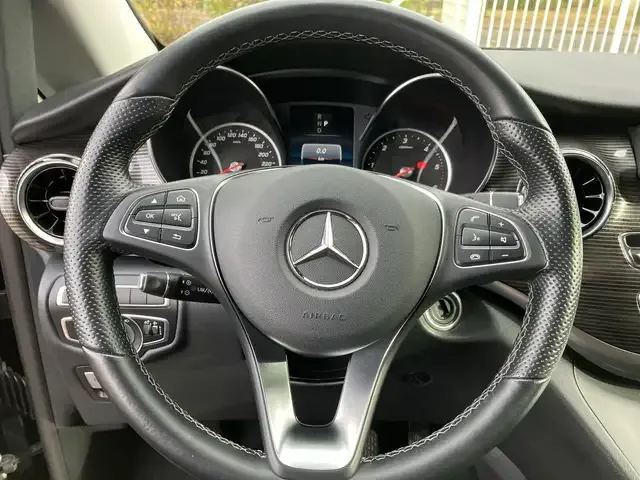 Mercedes-Benz V 220