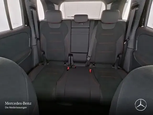 Mercedes-Benz GLB 220