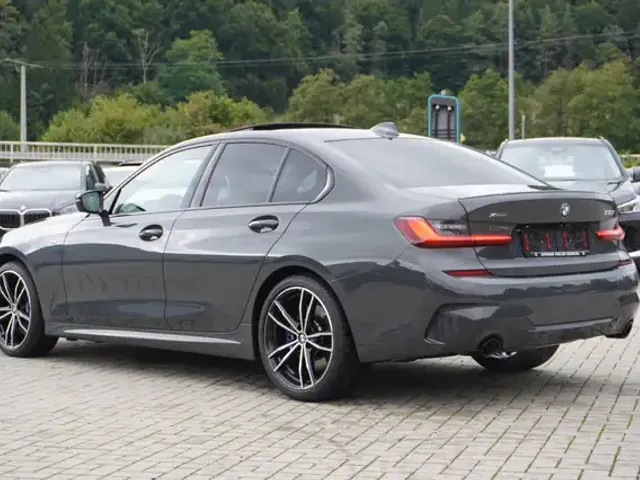 BMW 330