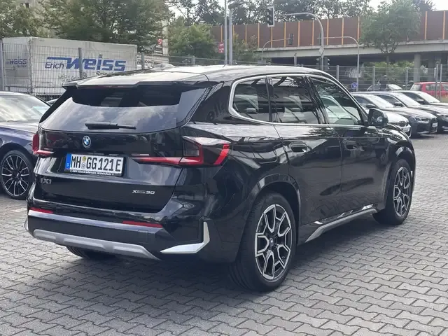 BMW iX1