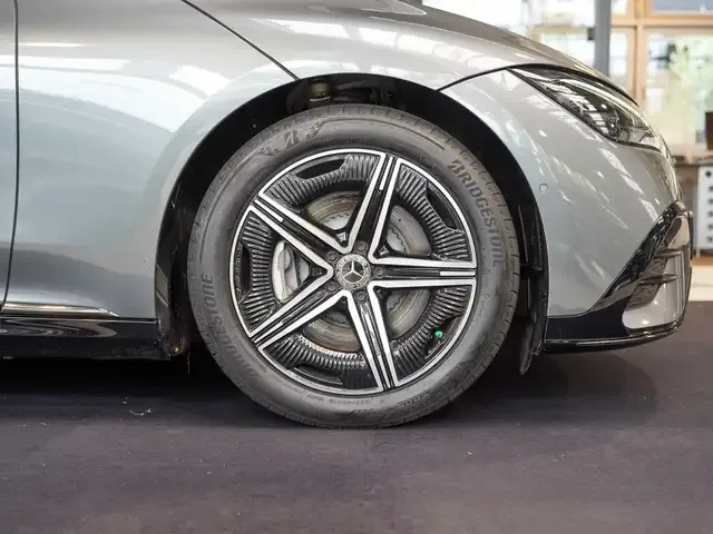 Mercedes-Benz EQE 300