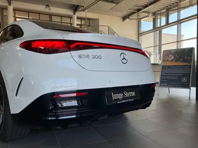Mercedes-Benz EQE 300