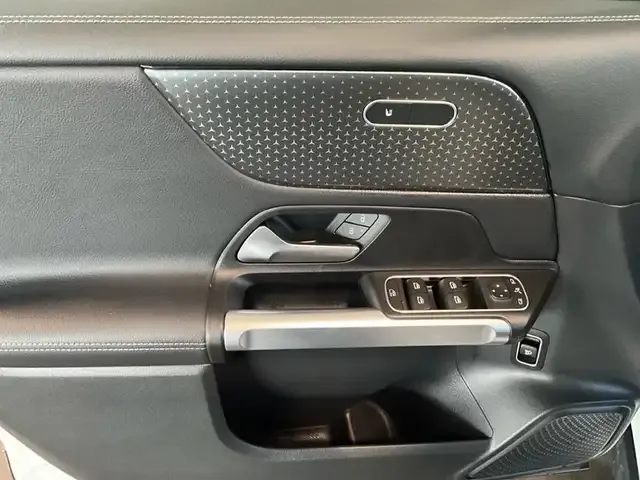 Mercedes-Benz GLB 220
