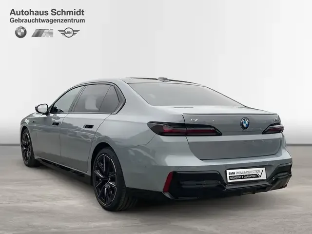 BMW i7