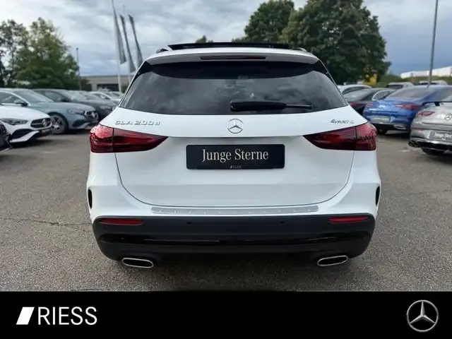 Mercedes-Benz GLA 200