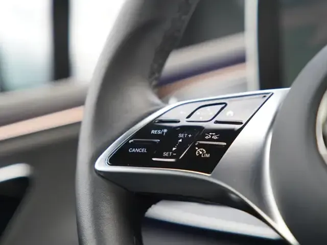 Mercedes-Benz EQE 300