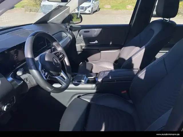 Mercedes-Benz GLB 220