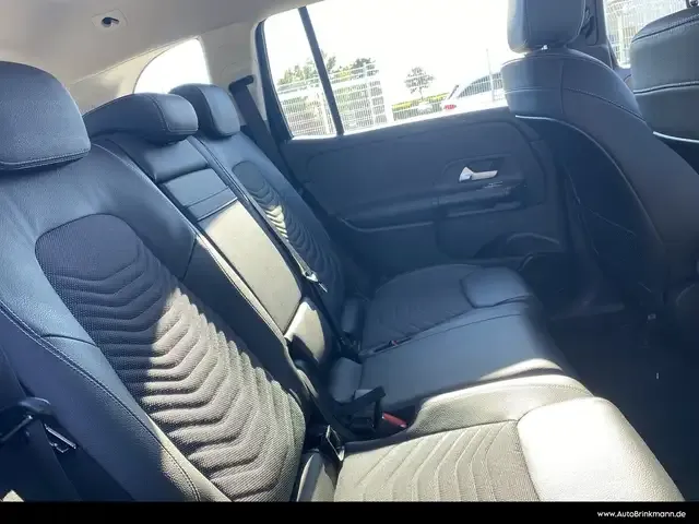 Mercedes-Benz GLB 220