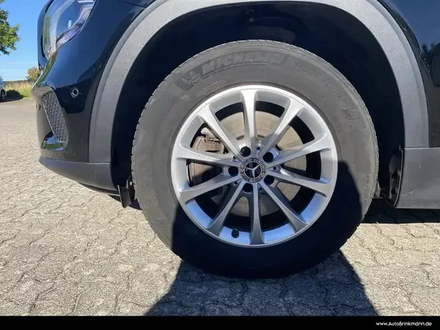 Mercedes-Benz GLB 220