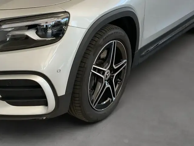 Mercedes-Benz GLB 220