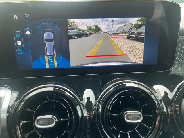 Mercedes-Benz GLB 220