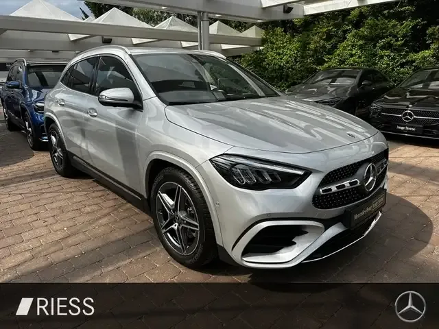 Mercedes-Benz GLA 200