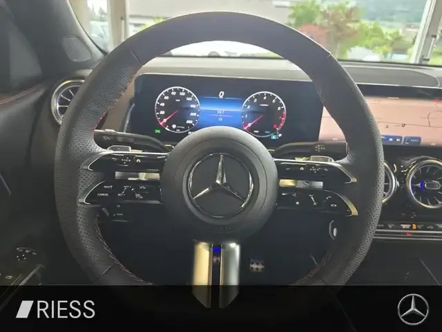 Mercedes-Benz GLB 220