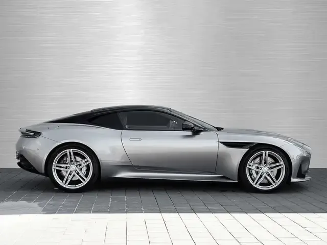 Aston Martin DB12