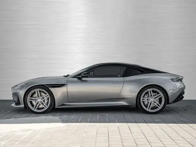 Aston Martin DB12