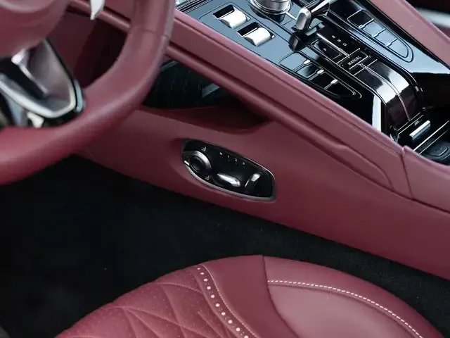 Aston Martin DB12