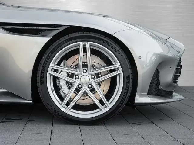 Aston Martin DB12
