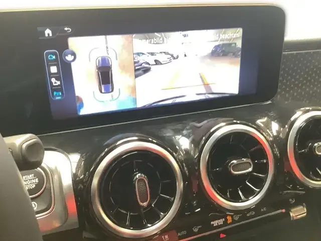 Mercedes-Benz GLB 220