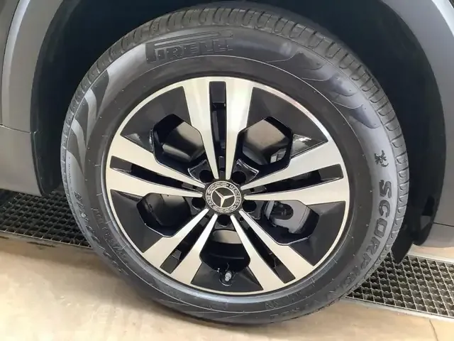 Mercedes-Benz GLB 220