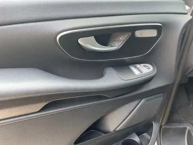 Mercedes-Benz V 220