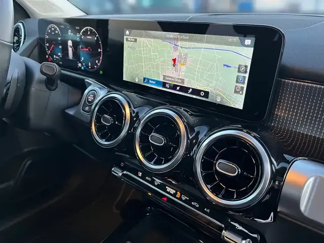 Mercedes-Benz GLB 220