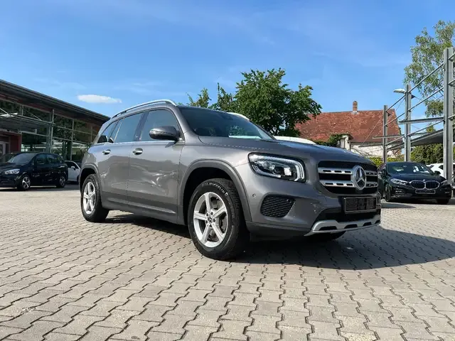 Mercedes-Benz GLB 220