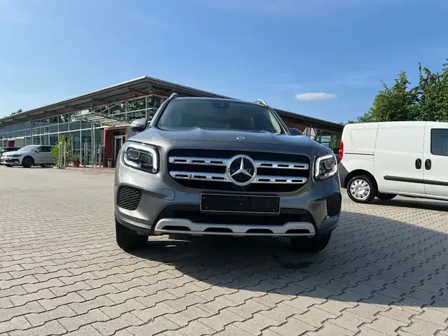 Mercedes-Benz GLB 220