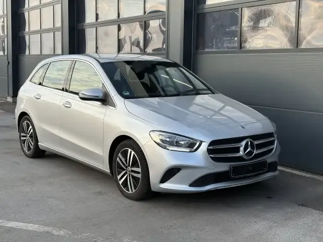 Mercedes-Benz B 180