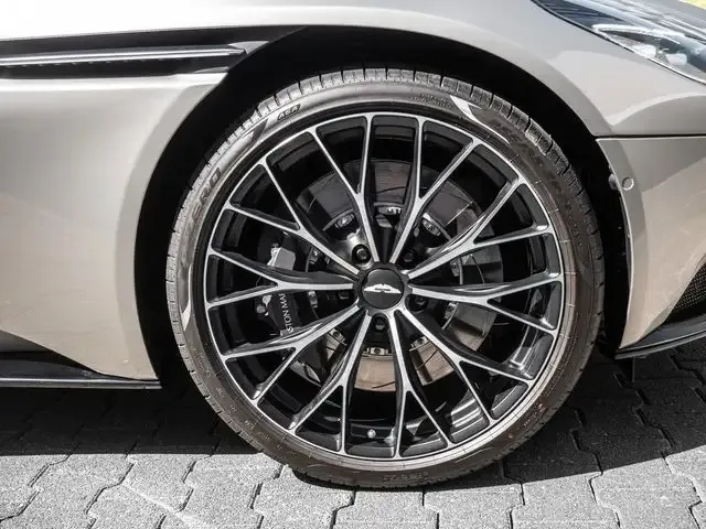 Aston Martin DB11