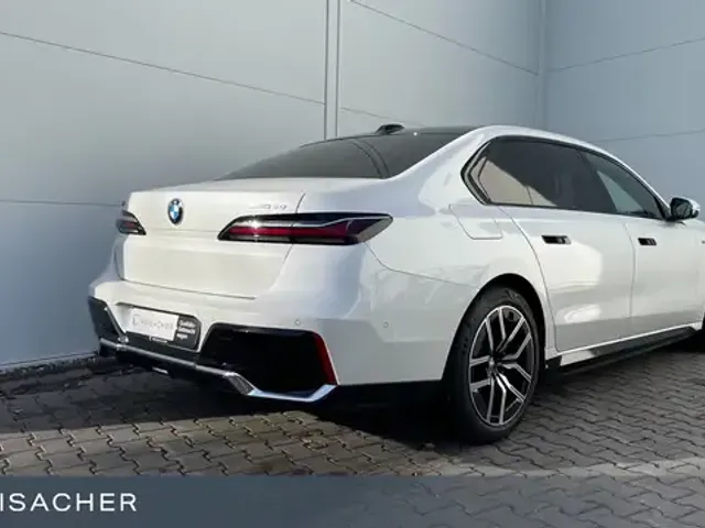 BMW i7