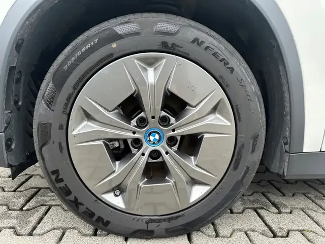 BMW iX1