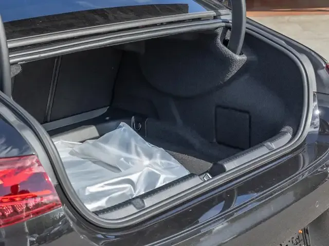 Mercedes-Benz EQE 300