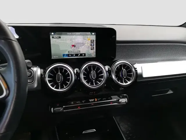 Mercedes-Benz GLB 220
