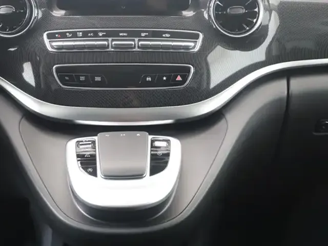 Mercedes-Benz V 220
