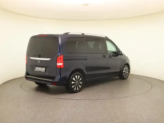 Mercedes-Benz V 220