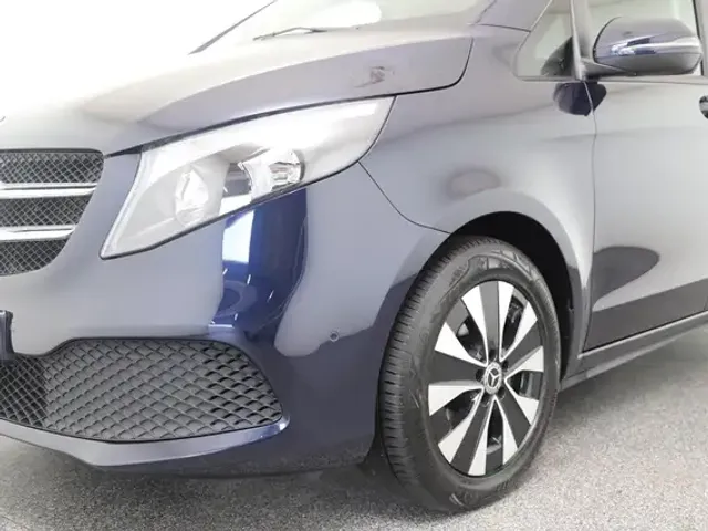 Mercedes-Benz V 220