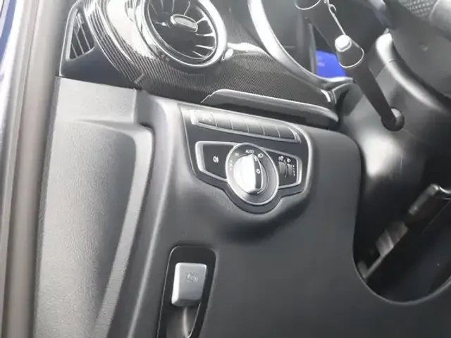 Mercedes-Benz V 220
