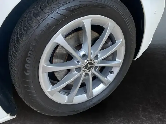 Mercedes-Benz B 220