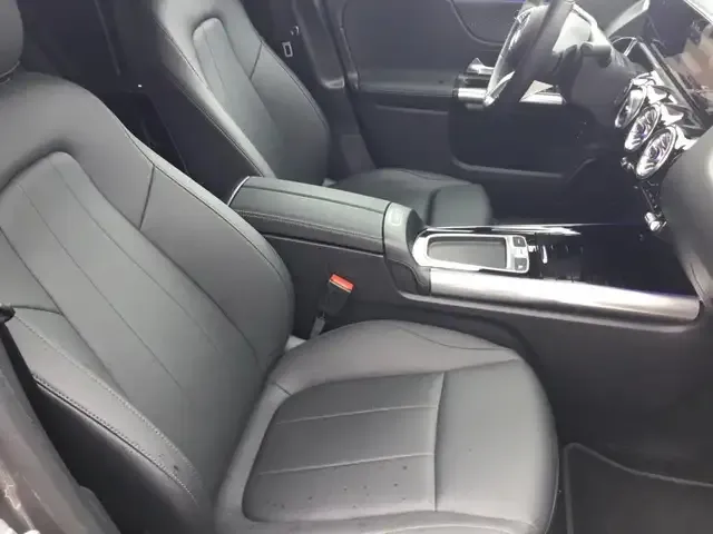 Mercedes-Benz EQA 300