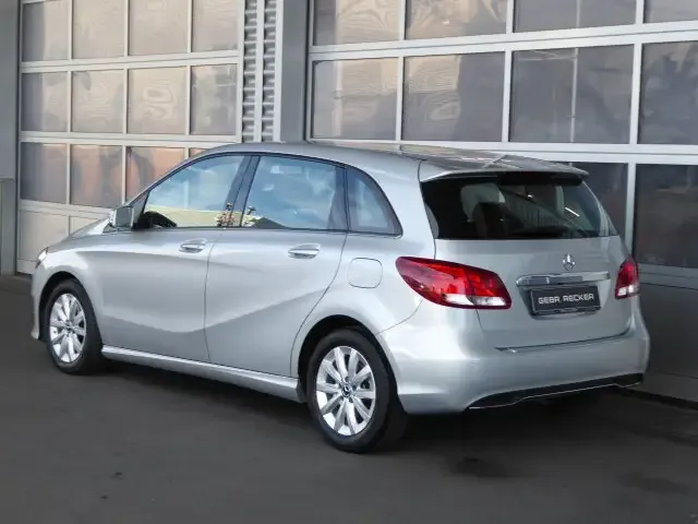 Mercedes-Benz B 180