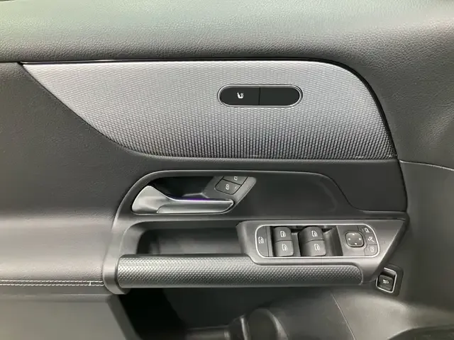 Mercedes-Benz GLB 220