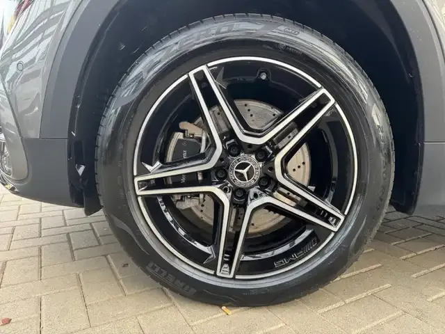 Mercedes-Benz GLB 220