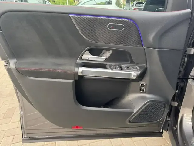 Mercedes-Benz GLB 220