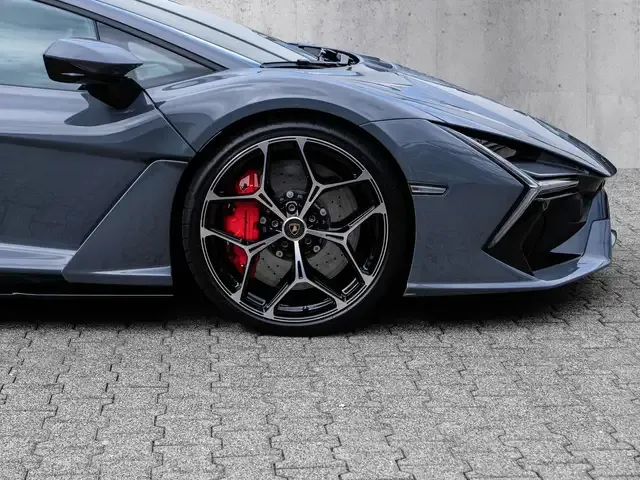 Lamborghini Revuelto
