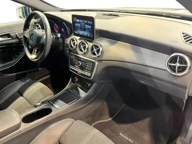 Mercedes-Benz GLA 220