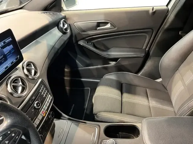 Mercedes-Benz GLA 220