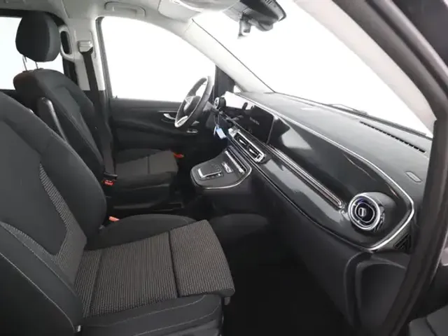 Mercedes-Benz V 220