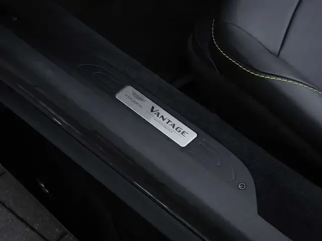 Aston Martin V8