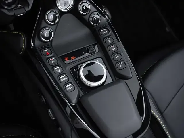 Aston Martin V8