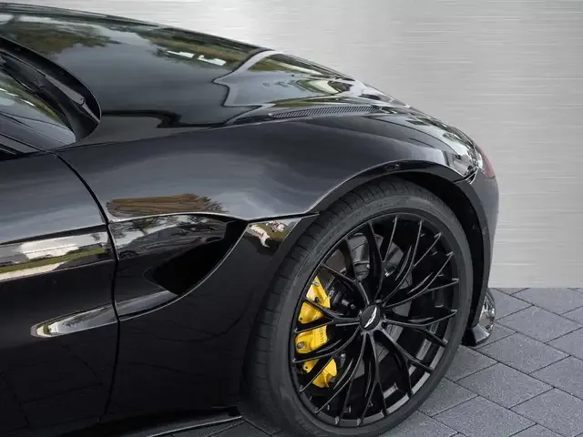 Aston Martin V8